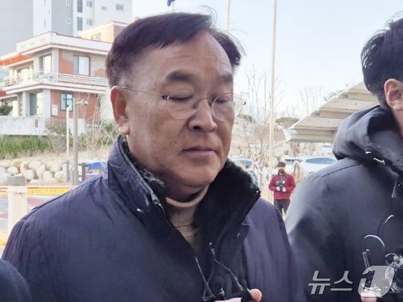 여성민원인을 상대로 한 성비위와 금품수수 등의 의혹을 받는 김진하 양양군수가 2일 구속 전 피의자 심문(영장실질심사)을 받기 위해 춘천지법 속초지원에 들어서고 있다. 2025.1.2/뉴스1 ⓒ News1 윤왕근 기자