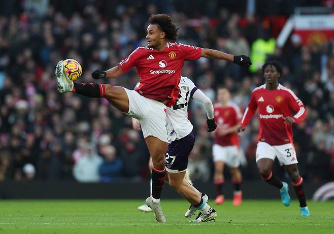 맨유 최전방 공격수 조슈아 지르크제이가 볼을 받기 위해 다리를 높이 들고 있다. 사진 | 로티터 연합뉴스