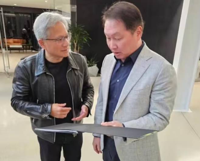 엔비디아 젠슨황CEO(좌)가 최태원 SK그룹 회장에게&nbsp; 차세대 AI GPU인 루빈 R100용 HBM4의 조기 공급을 요청했다.