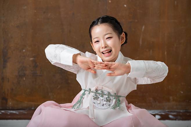 이수연이 지난 11월 KBS ‘불후의 명곡’에서 우승할 때 부른 장민호의 ‘내 이름 아시죠’는 현재 KBS 공식 유튜브 채널에서 282만 조회 수를 넘어섰다. 이수연은 “얼마 전 녹화장에서 (장)민호 삼촌이 ‘수연이 그 노래 하는 거 봤는데, 정말 잘하더라’라고 해주셨다”면서 “원곡자가 직접 칭찬해 주셔서 정말 기분이 좋았다”고 활짝 웃었다. /이태경 기자