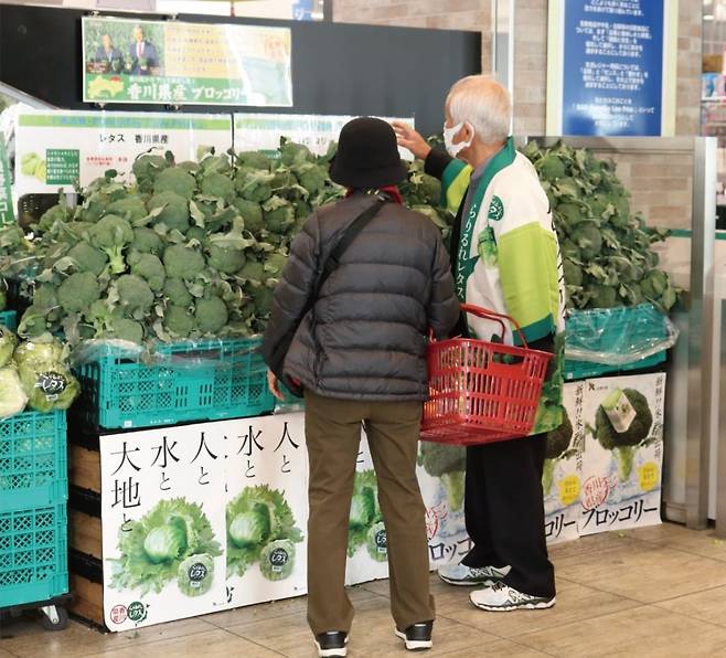 '좋은 품질과 저가격'을 내세우는 오케이 스토어는 산지 생산자가 직접 매장을 방문해 고객들에게 상품을 소개하기도 한다. /오케이 인스타그램