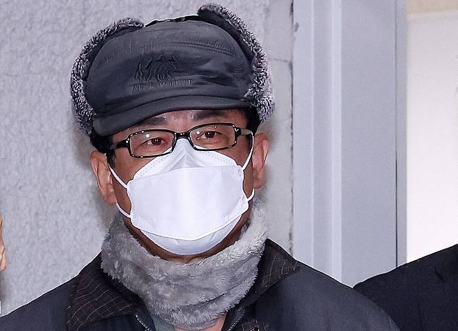 12·3 비상계엄 사태를 사전에 모의한 혐의를 받는 노상원 전 정보사령관이 12월 24일 서울 은평구 서부경찰서에서 검찰로 송치되고 있다. / 뉴스1