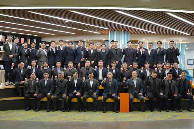 조성현 HL만도 부회장(맨앞줄 왼쪽 여섯번째)과 윤팔주 HL클레무브 대표(왼쪽 일곱번째) 등 주요 관계자가 '2025년 사업계획 공유 워크숍'에 참석했다.