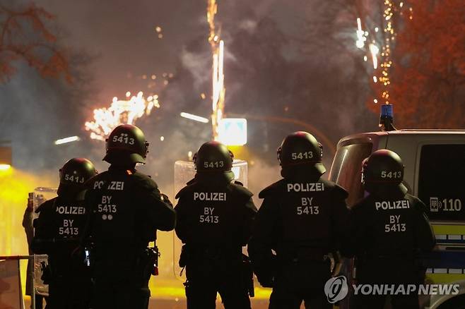 새해맞이 폭죽놀이[로이터 연합뉴스. 재판매 및 DB 금지] 독일 새해맞이 폭죽놀이에 5명 사망