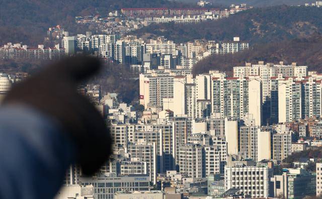 지난달 24일 서울 남산에서 바라본 주택가. 뉴시스