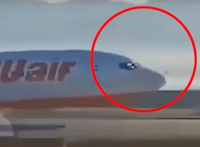 지난달 29일 전남 무안 국제공항에서 발생한 제주항공 여객기 참사 당시 기체가 방위각 시설(로컬라이저)에 부치기 직전까지 기장으로 추정되는 인물이 손을 뻗어 패널을 만지고 있는 듯한 모습이 포착됐다. 한국일보 유튜브 캡처