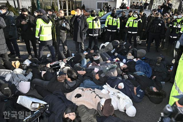 2일 서울 한남동 관저 앞에서 윤석열 대통령 지지자와 경찰, 취재진들이 뒤엉켜 있다. 정다빈 기자