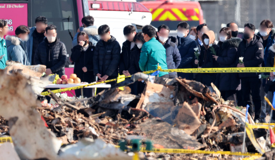 (무안=뉴스1) 김성진 기자 = 1일 전남 무안군 무안국제공항 제주항공 여객기 참사 현장에서 유가족들이 위령제를 지내며 오열하고 있다. 2025.1.1/뉴스1