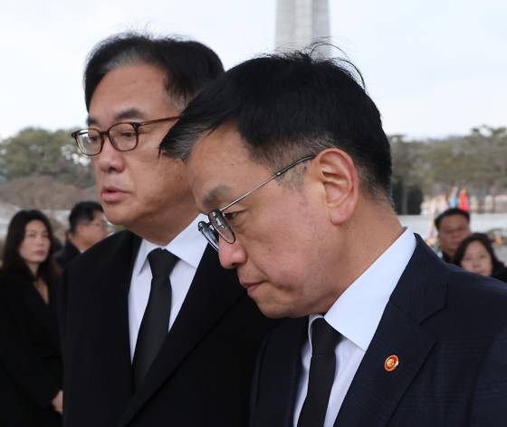 정진석 대통령실 비서실장 등 수석 이상 참모진이 최상목 대통령 권한대행 부총리 겸 기획재정부 장관에게 사의를 표명한 가운데 1일 동작구 국립서울현충원 현충탑에서 최 권한대행과 정 비서실장이 대화를 나누고 있다. 대통령실사진기자단