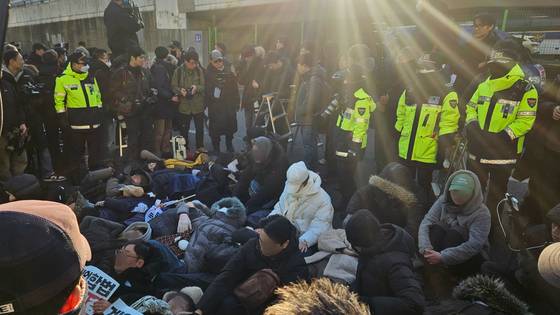 2일 오후 4시쯤 서울 용산구 대통령 관저로 향하는 진입로에서 윤석열 대통령 지지자들이 만약의 공수처의 체포영장 집행을 저지하기 위해 도로 위에 드러누워 있다. 최서인 기자