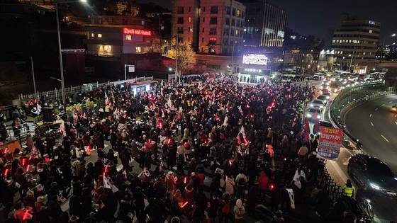 윤석열 대통령의 체포영장 집행을 앞둔 2일 오후 6시쯤 서울 용산구 한남동 대통령 관저 인근 도로에서 윤 대통령 지지자들이 집회를 하고 있다. 최서인 기자