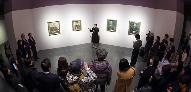국립중앙박물관 전시장에서 큐레이터인 양승미 학예사가 기자들에게 오스카 코코슈카, 막스 오펜하이머의 작품을 소개하고 있다. 표현주의의 선구자인 천재 예술가들을 소개하는 섹션이다. /최혁 기자