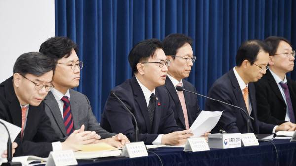 지난달 27일 정부세종청사에서 김범석(가운데) 기획재정부 1차관 주재로 ‘2025년 경제정책방향’의 주요 내용을 설명하는 사전 브리핑이 진행되고 있다. 기재부 제공
