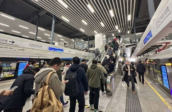 중국 상하이 홍차오 공항과 푸둥 공항을 연결하는 공항철도 노선이 지난해 12월 27일 개통했다. 개통 당일 이용객들로 붐비는 터미널. 위 사진은 기사 내용과 직접적인 관련이 없음. [사진 = 상하이메트로]