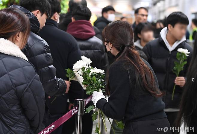 (무안=뉴스1) 김민지 기자 = 제주항공 여객기 참사 나흘째인 1일 전남 무안국제공항 여객터미널 1층에 마련된 합동분향소에 시민들의 조문행렬이 이어지고 있다. (공동취재) 2025.1.1/뉴스1  Copyright (C) 뉴스1. All rights reserved. 무단 전재 및 재배포,  AI학습 이용 금지. /사진=(무안=뉴스1) 김민지 기자