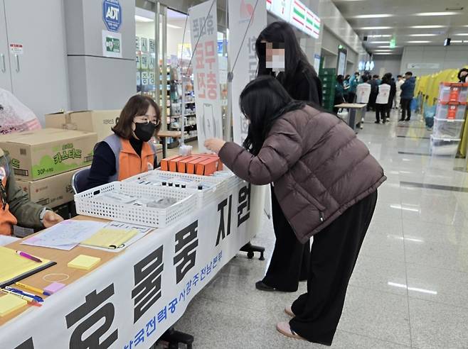 2일 오전 10시쯤 전남 무안군 무안국제공항에서 한국전력공사 광주전남본부 자원봉사자들이 차린 구호물품 지원 부스에 시민이 방문했다. /사진=이찬종 기자