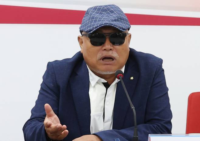 가수 김흥국이 윤석열 대통령 탄핵 반대 집회에 참석해 윤 대통령에 대한 지지를 호소하고 나섰다. 사진은 2024 총선 지원 연예인 자원봉사단 간담회 모습. /사진=뉴시스