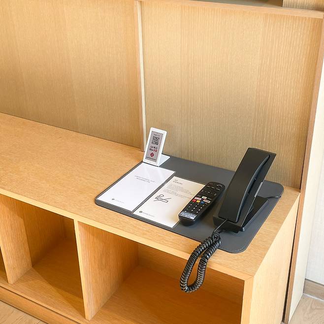 아치서울의 핸드오더 서비스 단말기(사진 왼쪽 하얀색)가 롯데리조트 부여에 설치된 모습 [아치서울 제공]