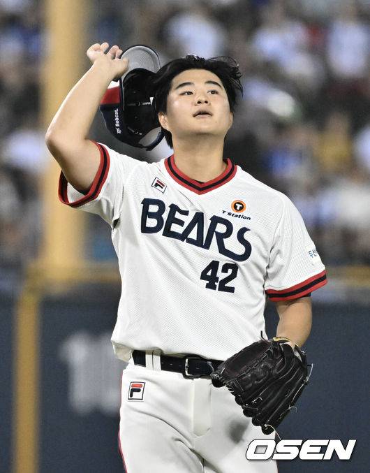 [OSEN=잠실, 조은정 기자]13일 오후 서울 잠실야구장에서&nbsp;2024 신한 SOL Bank KBO리그 두산 베어스와 삼성 라이온즈의 경기가 열렸다.이날 홈팀 두산은 시라카와를, 방문팀 삼성은 원태인을 선발 투수로 내세웠다.8회초 1사 두산 최지강이 피칭을 준비하고 있다. 2024.07.13