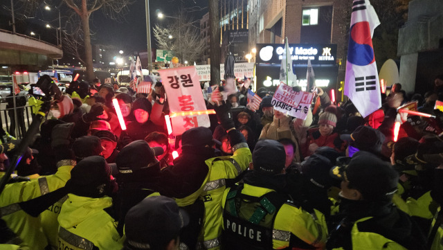 2일 밤 서울 용산구 한남동 대통령 관저 인근에서 보수단체 집회 참석자들이 관저 방향으로의 통행을 요구하며 경찰과 대치하고 있다. 채민석 기자