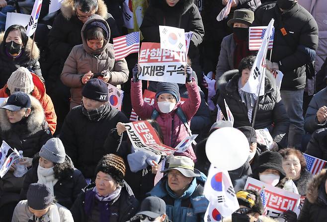 법원이 내란 혐의를 받는 윤석열 대통령에 대한 체포영장을 발부한 지난해 12월31일 오후 서울 용산구 한남동 대통령 관저 인근에서 윤 대통령 지지자들이 탄핵 반대 집회를 열고 있다. ⓒ시사저널 박정훈