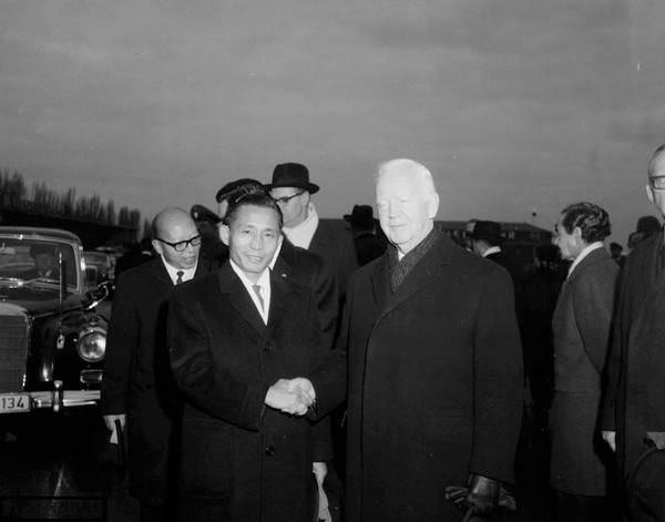 1964년 12월 6일부터 12월 8일 독일(당시 서독)을 방문한 박정희 전 대통령이 공항에 영접 나온 서독 뤼브케 대통령과 악수하는 모습. [사진 | 뉴시스]