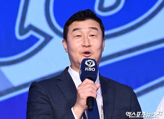 삼성 이종열 단장이 올겨울 FA 시장에서도 큰 손으로 움직였다. 11일 오후 서울 신천동 롯데호텔 월드에서 열린 '2025 KBO 신인 드래프트'에 참석한 삼성 이종열 단장이 인사하고 있다. 엑스포츠뉴스 DB