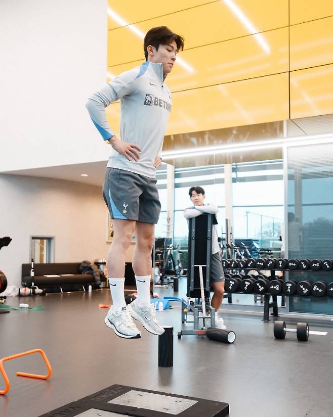 대한민국 축구 미래 양민혁이 토트넘 홋스퍼 1군 데뷔전을 기다리고 있다. 영국 공영방송 'BBC'는 '올해의 전환점은 양민혁이 토트넘에 등록돼 1군 데뷔를 앞둔 시점'이라며 '양민혁은 이미 2주 동안 런던에 머물렀다. 그는 에이전트와 함께 토트넘 훈련장 내 숙박 시설에 머물며 영어 레슨을 받고, 토트넘이 마련한 피지컬 트레이닝을 거쳤다'면서 양민혁의 상황을 주목했다. 사진 토트넘