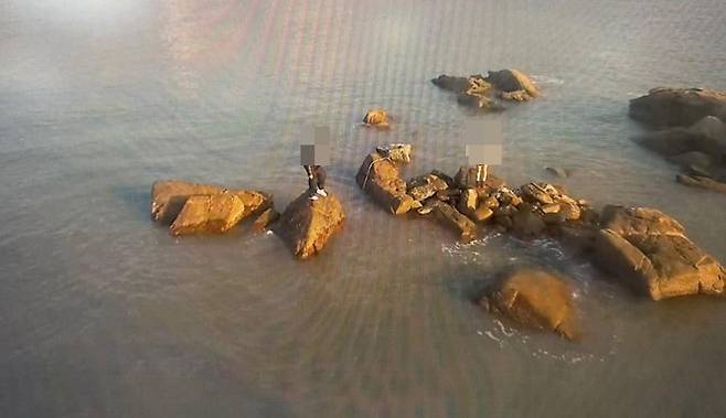 인천 을왕리해수욕장 갯바위에 고립된 관광객들 [인천소방본부 제공. 재판매 및 DB 금지]