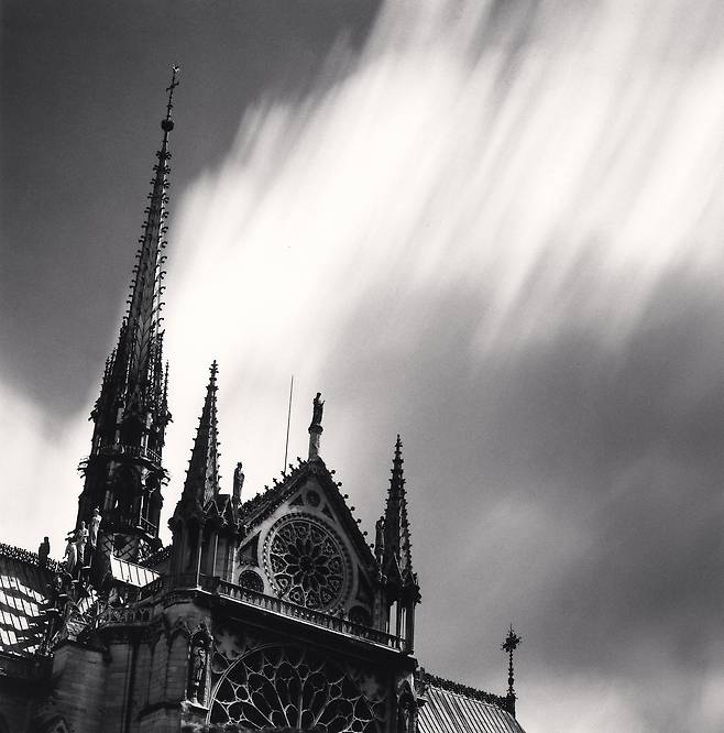 마이클 케나, 노트르담 성당 Notre Dame, Study 10, Paris, France. 2007 ⓒ Michael Kenna [공근혜갤러리 제공. 재판매 및 DB 금지]