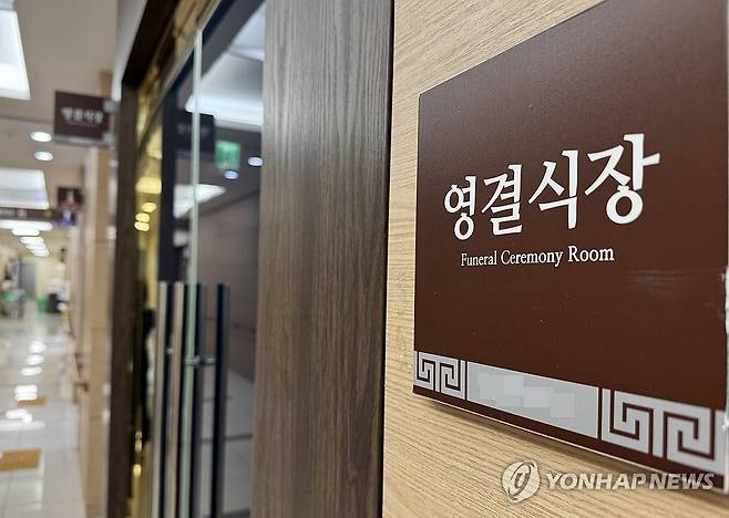 태국인 희생자의 발인식 (광주=연합뉴스) 강수환 기자 = 2일 오후 광주 한 장례식장에서 무안 제주항공 참사 태국인 희생자의 발인식이 진행되고 있다. 2025.1.2 swan@yna.co.kr