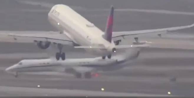 LAX 활주로에 있는 항공기들 모습 [유튜브 '에어라인 비디오 라이브' 영상 캡처]