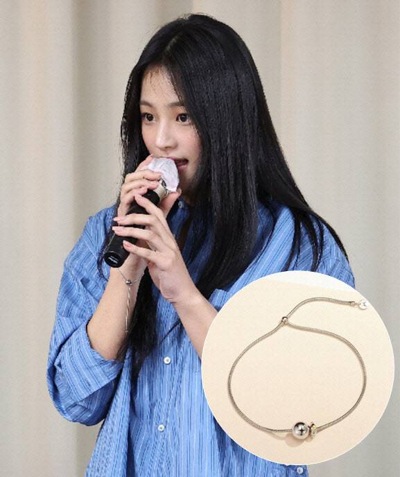 뉴진스 민지가 지난해 11월28일 서울 강남구 스페이스쉐어 삼성역센터에서 열린 기자회견에서 발언하고 있다. 오른 팔목엔 월드비전의 ‘하루 팔찌’를 착용하고 있다. (사진=연합뉴스·월드비전)