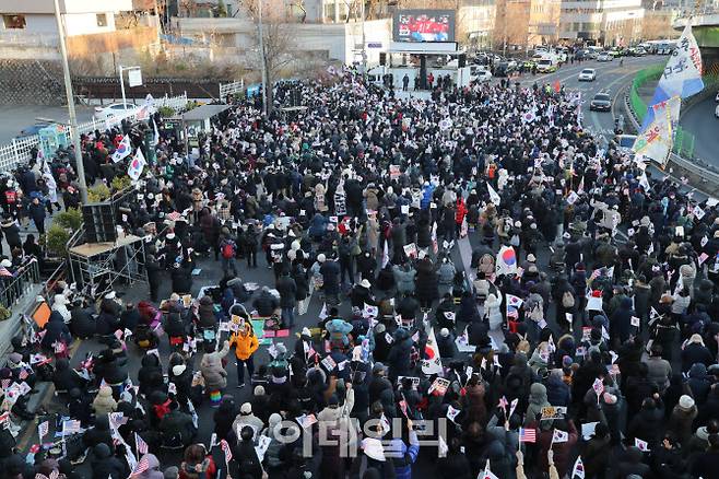 지난 2일 서울 한남동 윤석열 대통령 관저 인근에서 보수단체가 체포 반대 집회를 하고 있다. (사진=이데일리 이영훈 기자)