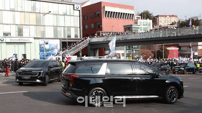 고위공직자범죄수사처가 3일 경호처의 저지로 윤석열 대통령에 대한 체포영장 집행을 중지했다. 이날 오후 공수처 수사 관계자들을 태운 차량이 한남동 대통령 관저를 나와 과천으로 향하고 있다. (사진=이데일리 노진환 기자)