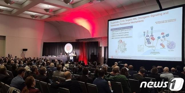 한미약품 미국 파트너사 앱토즈 관계자 나발 G. 데버 MD 앤더슨 암센터 교수가 급성골수성백혈병(AML) 신약 후보물질 '투스페티닙' 임상 데이터를 발표하고 있다.(한미약품 제공)/뉴스1