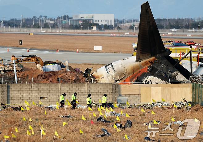 제주항공 여객기 참사 닷새째인 2일 오후 전남 무안국제공항 제주항공 여객기 참사 현장의 흙더미 속에서 발굴한 기체 엔진이 흰 천에 덮여 있다. 2025.1.2/뉴스1 ⓒ News1 오대일 기자