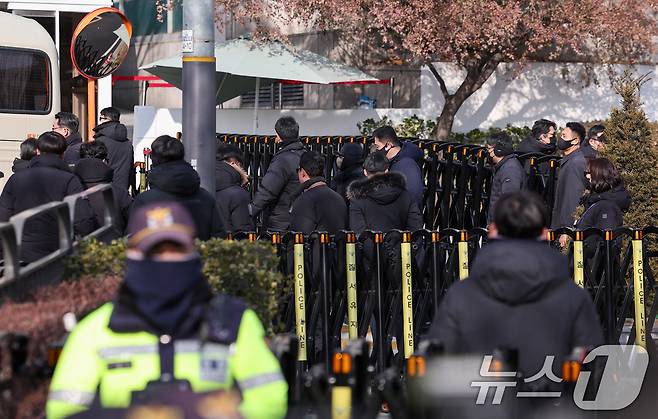 3일 오후 서울 용산구 한남동 대통령 관저에서 고위공직자범죄수사처(공수처) 수사관들이 윤석열 대통령 체포영장 집행을 중지하자 경찰이 관저를 이동하고 있다. 2025.1.3/뉴스1 ⓒ News1 김성진 기자