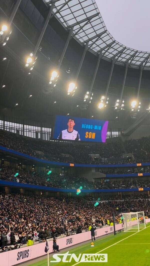 손흥민의 소개 영상이 지난달 30일 울버햄튼과의 2024/25시즌 프리미어리그(EPL) 19라운드 경기가 치러진 토트넘 홋스퍼 스타디움에서 송출되고 있다. 사진┃STN뉴스