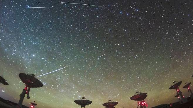 NASA에 따르면 이상적인 조건에서는 밤하늘에서 시간당 최대 120개의 "밝은 불덩이 유성"을 볼 수 있다. 유성 입자는 40km/s의 속도로 지구 대기에 진입한다