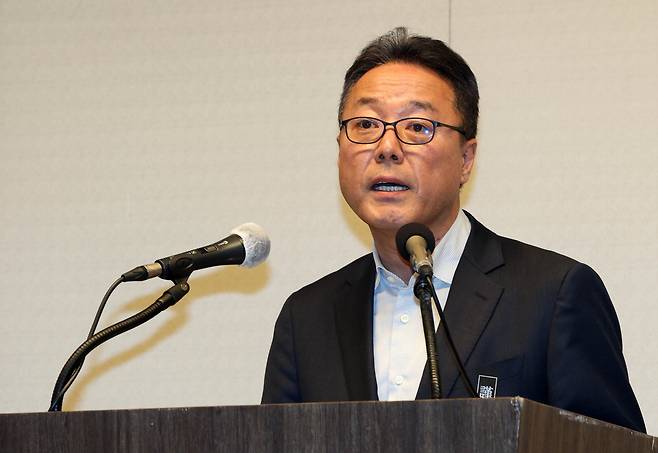 제주항공 송경훈 경영지원본부장이 무안 제주항공 참사 관련 브리핑을 하는 모습. /뉴시스