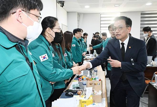 최상목 대통령 권한대행 부총리 겸 기획재정부 장관이 지난 2일 전남 무안국제공항 관리동을 찾아 제주항공 여객기사고 재난피해자 통합지원센터 근무자를 격려하고 있다. ⓒ뉴시스