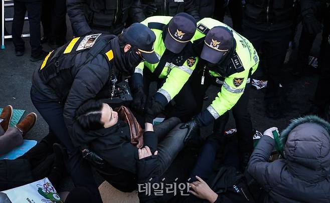 경찰이 2일 서울 용산구 한남동 대통령 관저 앞 해산 명령에도 불응한 윤석열 대통령 지지자들을 강제 해산시키고 있다. ⓒ데일리안 방규현 기자