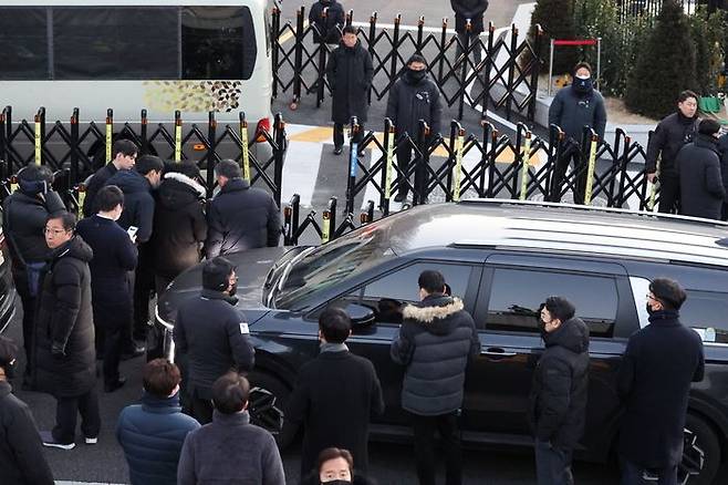 윤석열 대통령의 체포영장을 집행하기 위해 나선 고위공직자범죄수사처 수사관들을 태운 차량이 3일 서울 한남동 대통령 관저 입구에 도착해 대기하고 있다.ⓒ연합뉴스