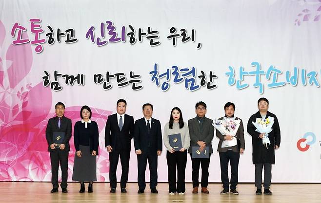 NS홈쇼핑이 한국소비자원이 뽑은 '소비자 불만 해결 사업자협의회 우수 사업자' 포상수여식에서 표창을 받았다. 왼쪽에서 첫번째 유대희 NS홈쇼핑 고객지원본부 본부장, 왼쪽에서 네번째 윤수현 한국소비자원 원장. NS홈쇼핑 제공