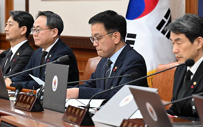 2024년 12월31일 서울 종로구 정부서울청사에서 열린 국무회의에서 최상목 대통령 권행 대행이 머리 발언을 하고 있다. 대통령사진기자단 한국일보 왕태석.