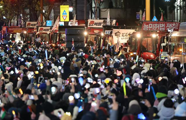 전국농민회총연맹(전농)의 트랙터들이 지난달 22일 서울 서초구 남태령에서 윤석열 대통령 구속을 촉구하는집회를 가진 뒤 대통령 한남관저로 향하고 있다. 뉴스1