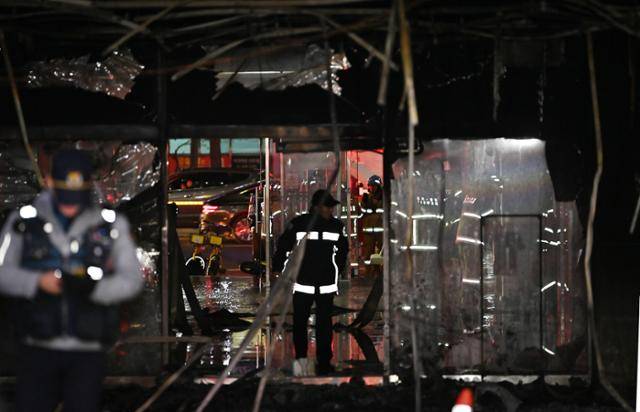 3일 경기도 성남시 분당구 야탑동 한 복합건축물 화재현장에서 소방관들이 진화작업을 벌이고 있다. 뉴시스