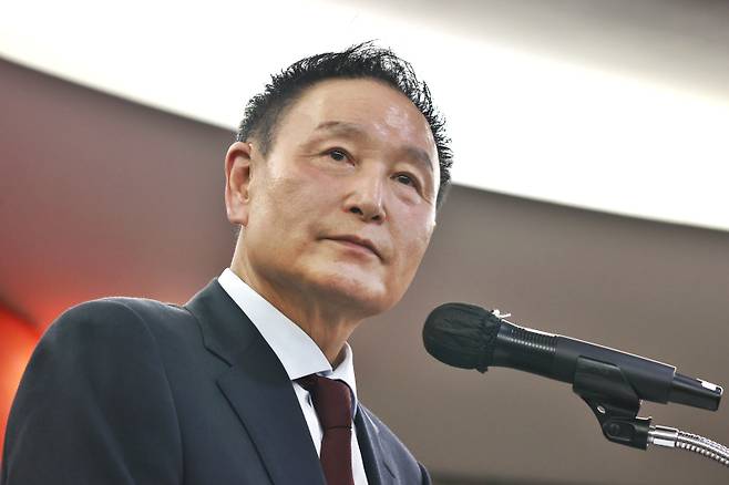 <yonhap photo-3373=""> 허정무 전 감독, 대한축구협회장 선거 출마 선언 (서울=연합뉴스) 진연수 기자 = 허정무 전 국가대표팀 감독이 25일 오후 서울 송파구 올림픽파크텔에서 열린 대한축구협회장 선거 출마 기자회견에서 취재진의 질문을 듣고 있다. 2024.11.25 jin90@yna.co.kr/2024-11-25 14:51:43/ <저작권자 ⓒ 1980-2024 ㈜연합뉴스. 무단 전재 재배포 금지, AI 학습 및 활용 금지></yonhap>