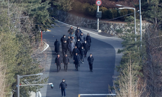 고위공직자범죄수사처가 윤석열 대통령의 체포영장 집행에 나선 3일 서울 용산구 한남동 대통령 관저 경내에서 공수처 수사관과 경찰 병력 등이 내려오고 있다. [사진=연합뉴스]